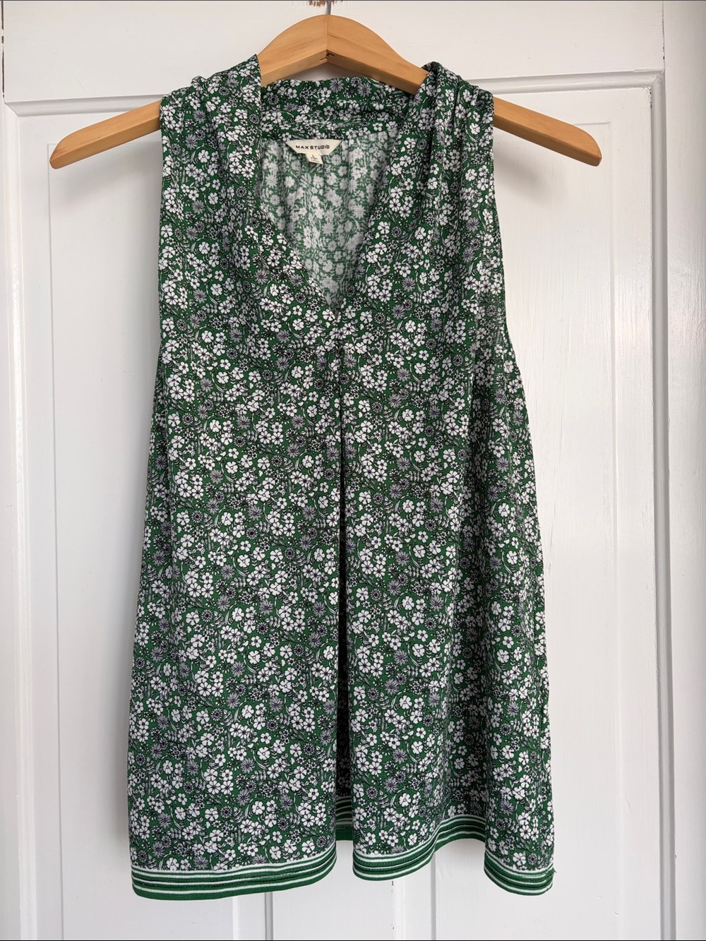Green Floral Sleeveless V-Neck Top Size Large
